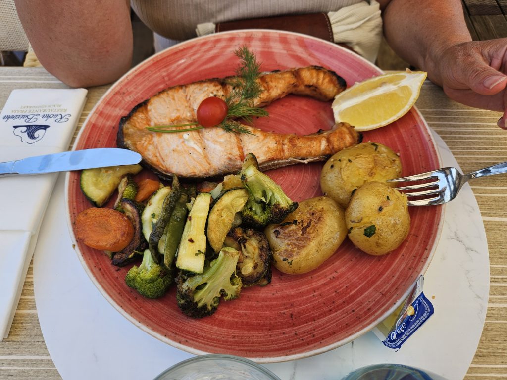 Gercht im Restaurant am Praia Baixinha Rocha