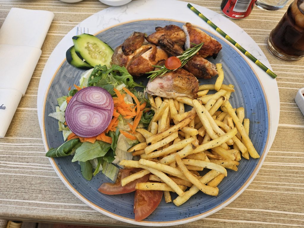 Hähnchen Piri Piri im Restaurant am Praia Baixinha Rocha