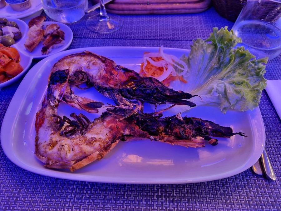 Gegrillte Riesengarnelen an der Algarve genießen