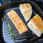 Portugiesisch gebratener Lachs in der Grillpfanne