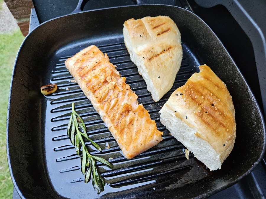 Portugiesisch gebratener Lachs in der Grillpfanne