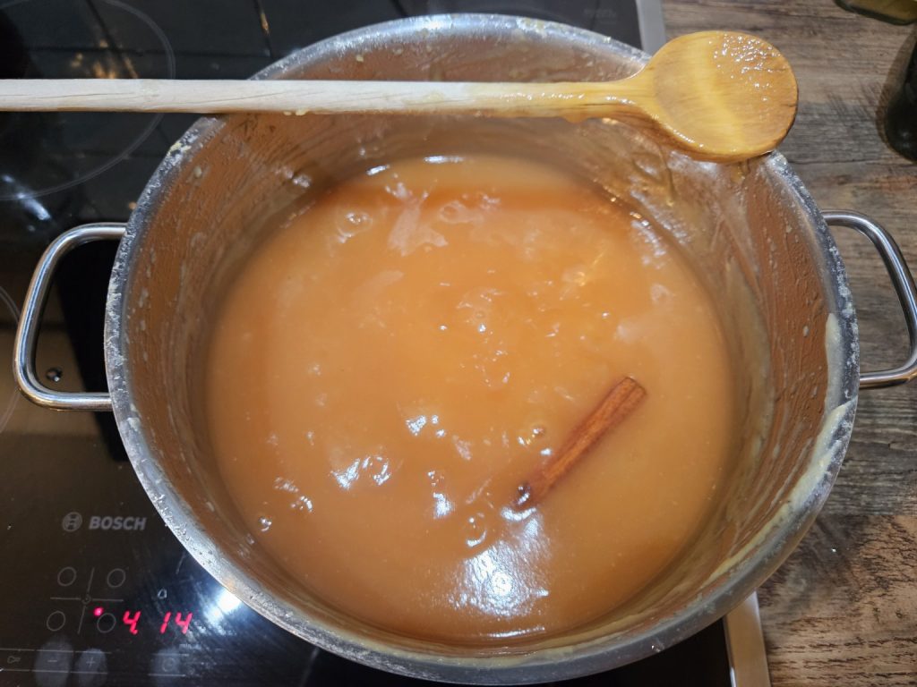 Quitten püriert und eingekocht