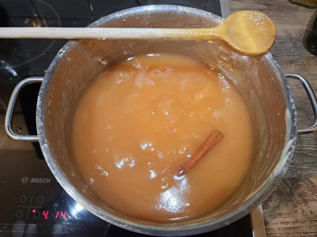 Quitten püriert und eingekocht