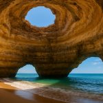 Atemberaubende Höhle von Benagil an der Algarve